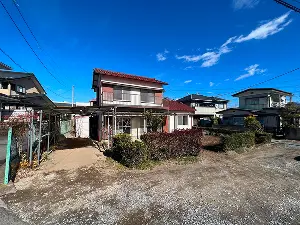 渋川市の2階建ての空き家の外観と庭