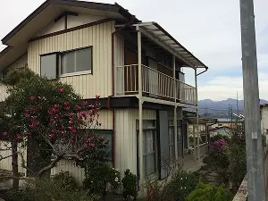 渋川市の2階建ての空き家の外観