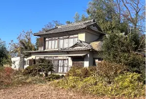 渋川市の2階建ての空き家の外観と庭