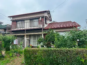 渋川市の2階建ての空き家の外観と庭